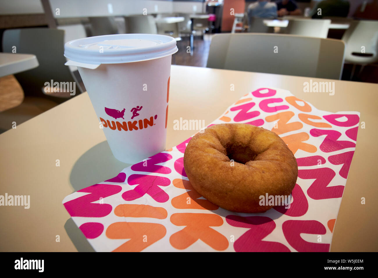 Café Dunkin Donuts et anneau traditionnel donut dans un restaurant en Floride usa États-Unis d'Amérique Banque D'Images