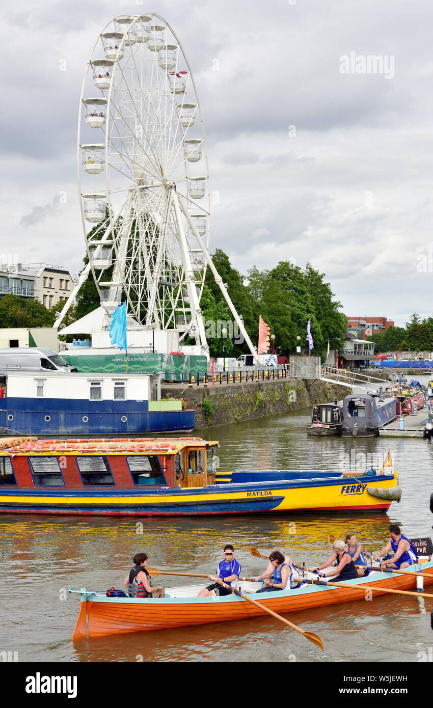 Le port de Bristol avec ferry, en canoë et d'autres bateaux et grande roue de fête foraine à Harbour Festival Banque D'Images