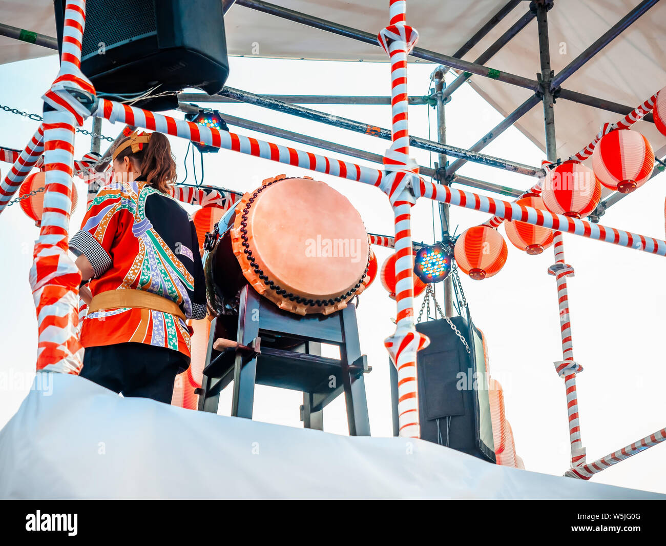 Le stade de la Yagura avec un batteur girl big taiko japonais Wadaiko. Rouge-blanc papier lanternes Chochin décors pour la maison de Obon quand les gens Banque D'Images