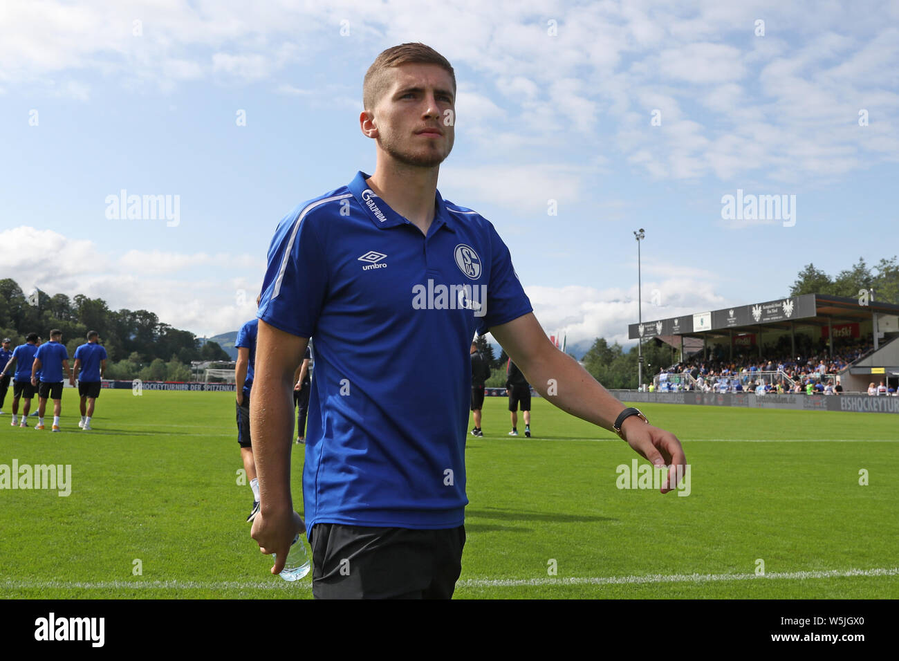 29 juillet 2019, l'Autriche, Kitzbühel : Soccer : Test matches, le FC Schalke 04 - FC Bologne. Jonjoe Schalkes Kenny entre dans la place. Photo : Tim Rehbein/dpa Banque D'Images