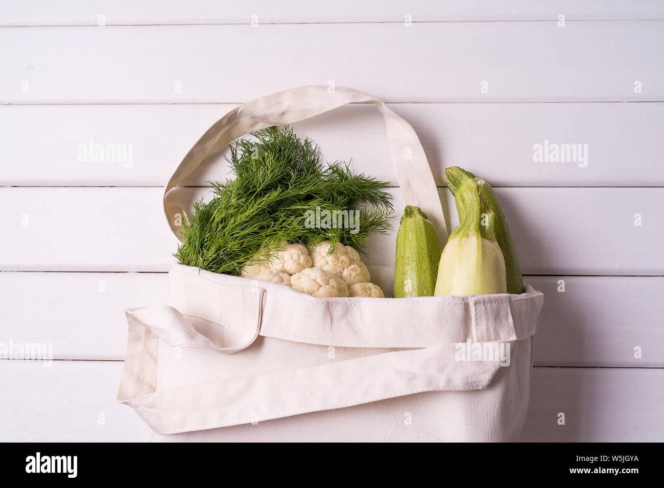 Mise à plat des légumes frais dans le textile écologique zéro déchets réutilisables panier sur fond blanc, à l'horizontale. Banque D'Images
