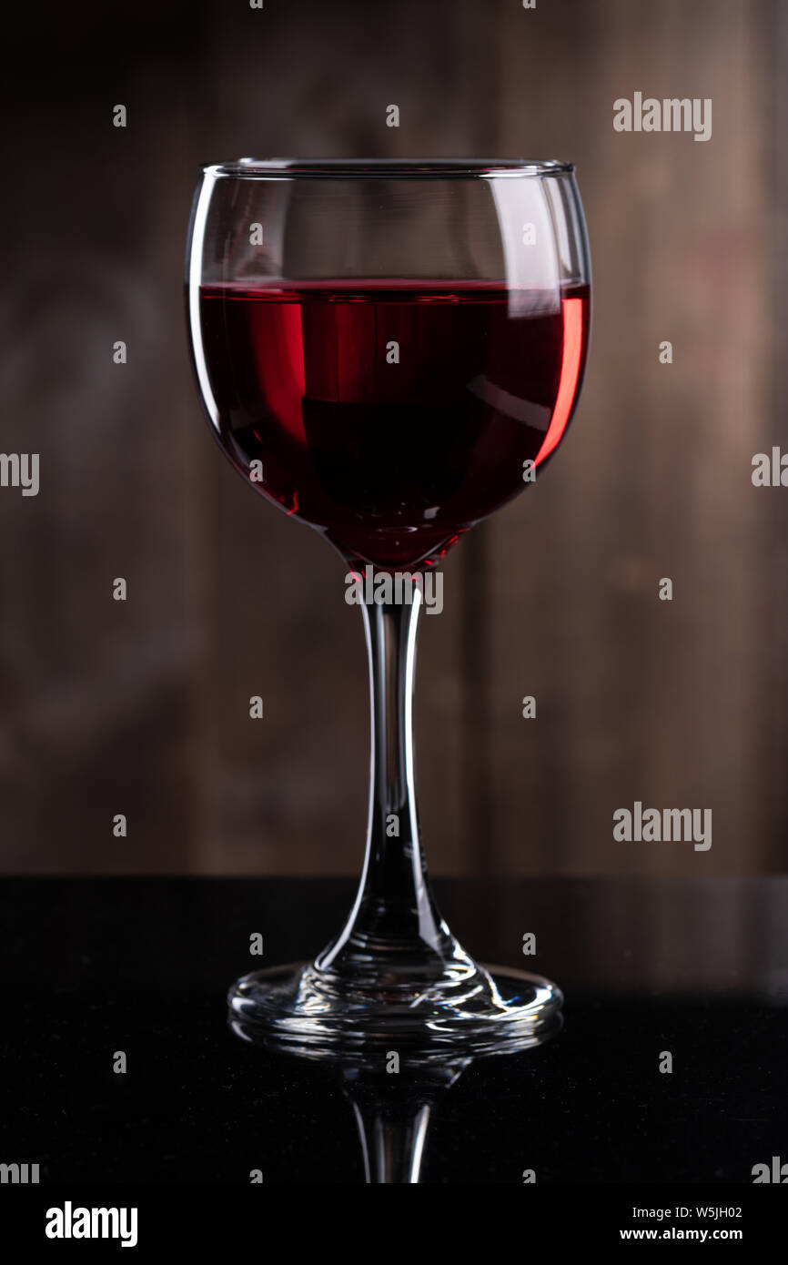 Dans un verre de vin rouge Banque D'Images