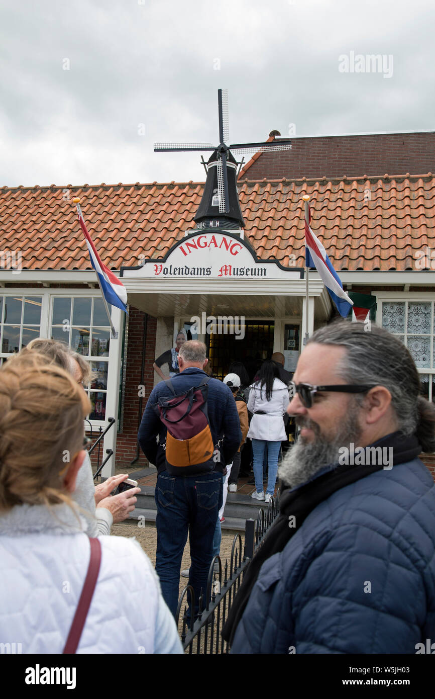 Volendams, Hollande du Nord, d'avril 2019, les touristes peuvent visiter le musée de la ville. Banque D'Images