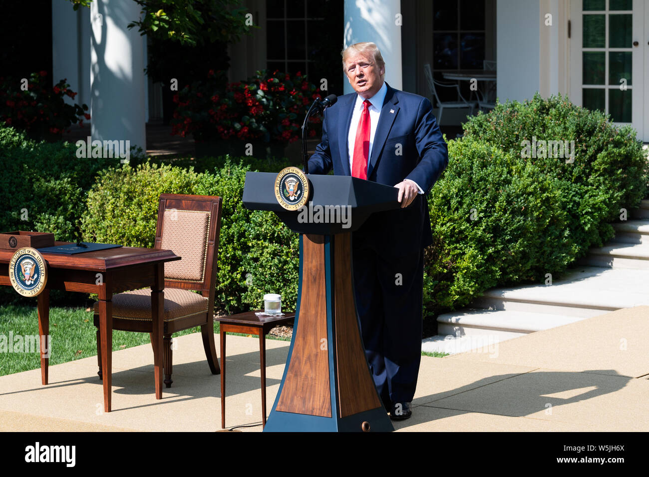 Le président Donald Trump parle au cours de la signature de Bill H.R.1327 - ne jamais oublier les héros : James Zadroga, Ray Pfeifer, et Luis Alvarez autorisation permanente du Fonds d'indemnisation pour les victimes du 11 septembre à la Loi sur la roseraie, Maison Blanche à Washington, DC. Banque D'Images