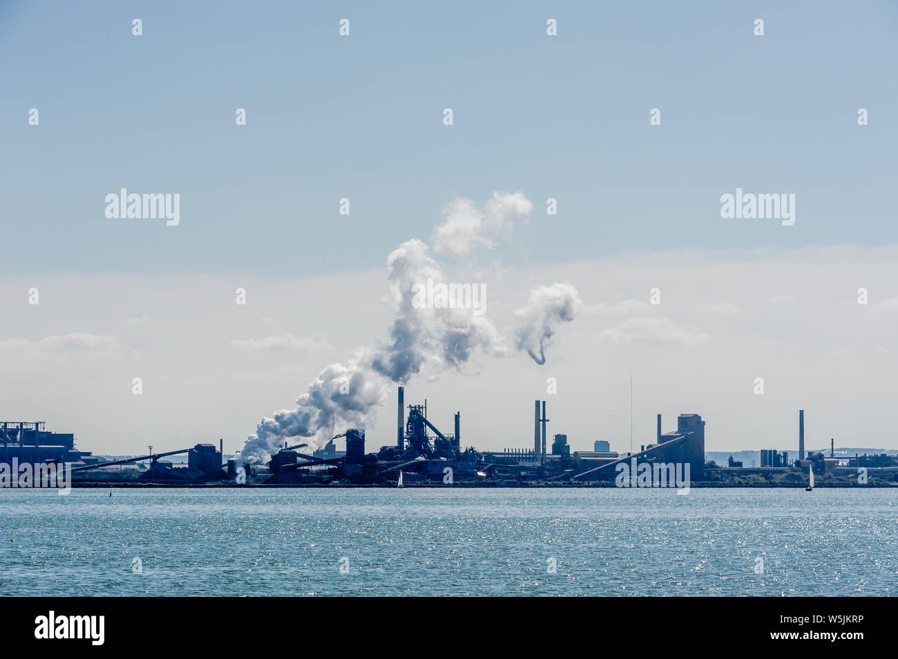 HAMILTON, ONTARIO, CANADA - LE 23 SEPTEMBRE 2018 : un grand panache de vapeur de l'ouest à la dérive est libéré à l'usine sidérurgique sur les rives du port de Hamilton. Banque D'Images