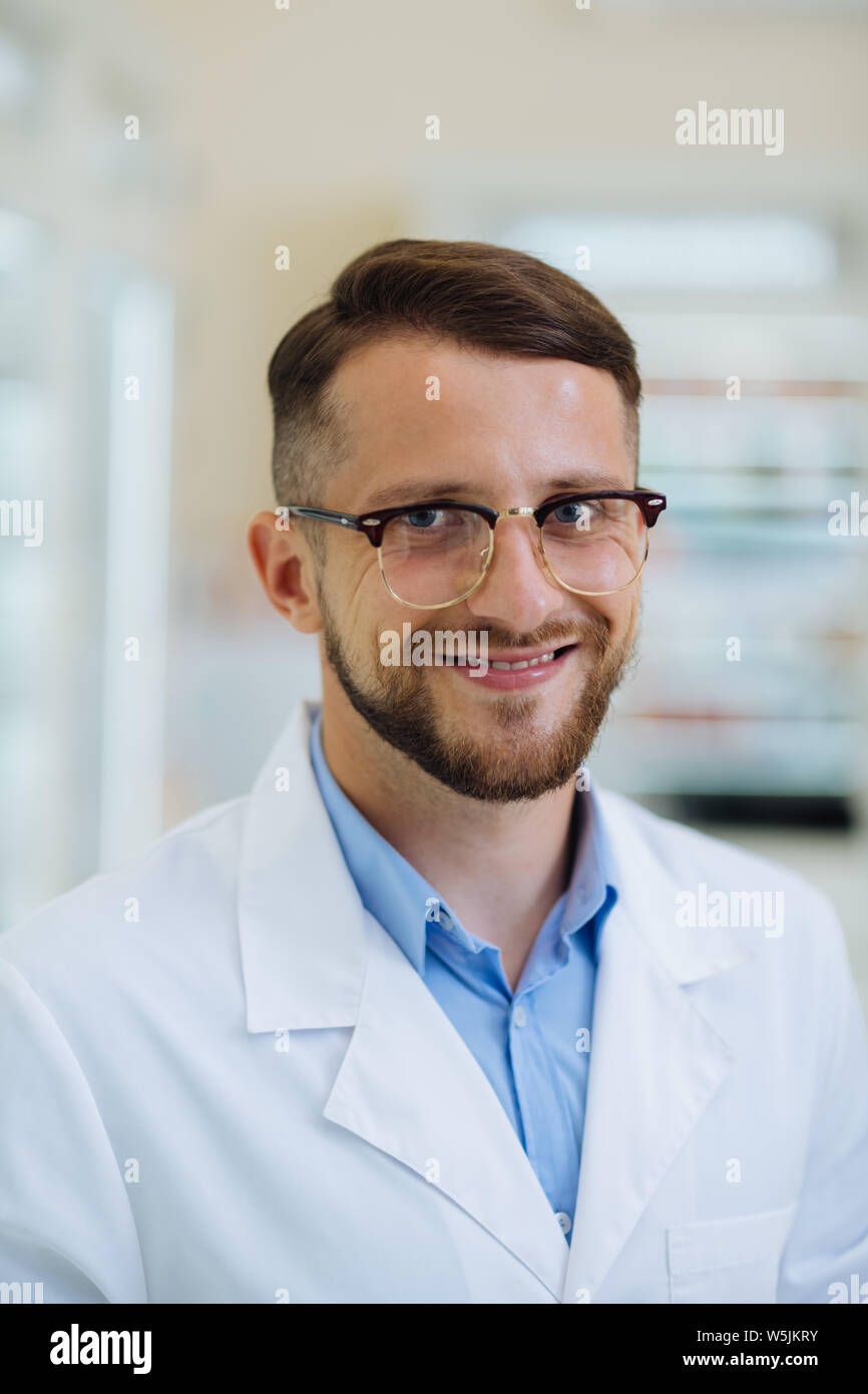 Portrait de bel homme que travailler en drug store Banque D'Images