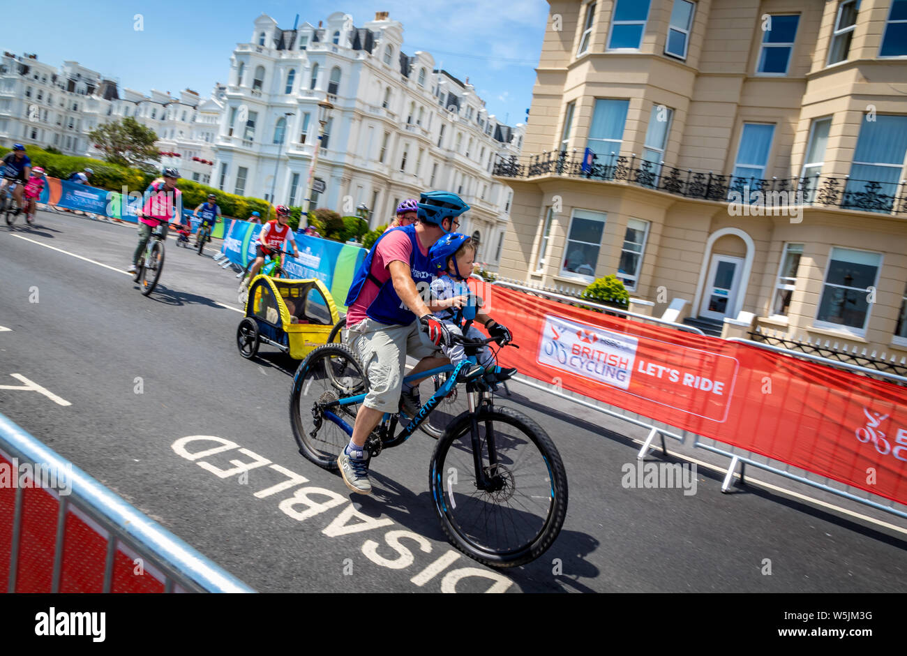Les coureurs de tous niveaux et sur quelques machines intéressantes et de course dans les rues de cycle et l'ensemble de Eastbourne downs du sud de Sussex Banque D'Images