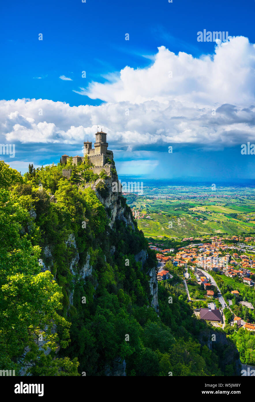 San Marino, première tour Guaita médiévale sur une falaise rocheuse et vue panoramique de la romagne Banque D'Images