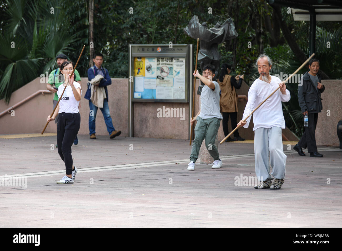L'enseignement de maître de kung fu de Kung Fu arts martiaux en Cour de parc de Kowloon, Hong Kong Banque D'Images