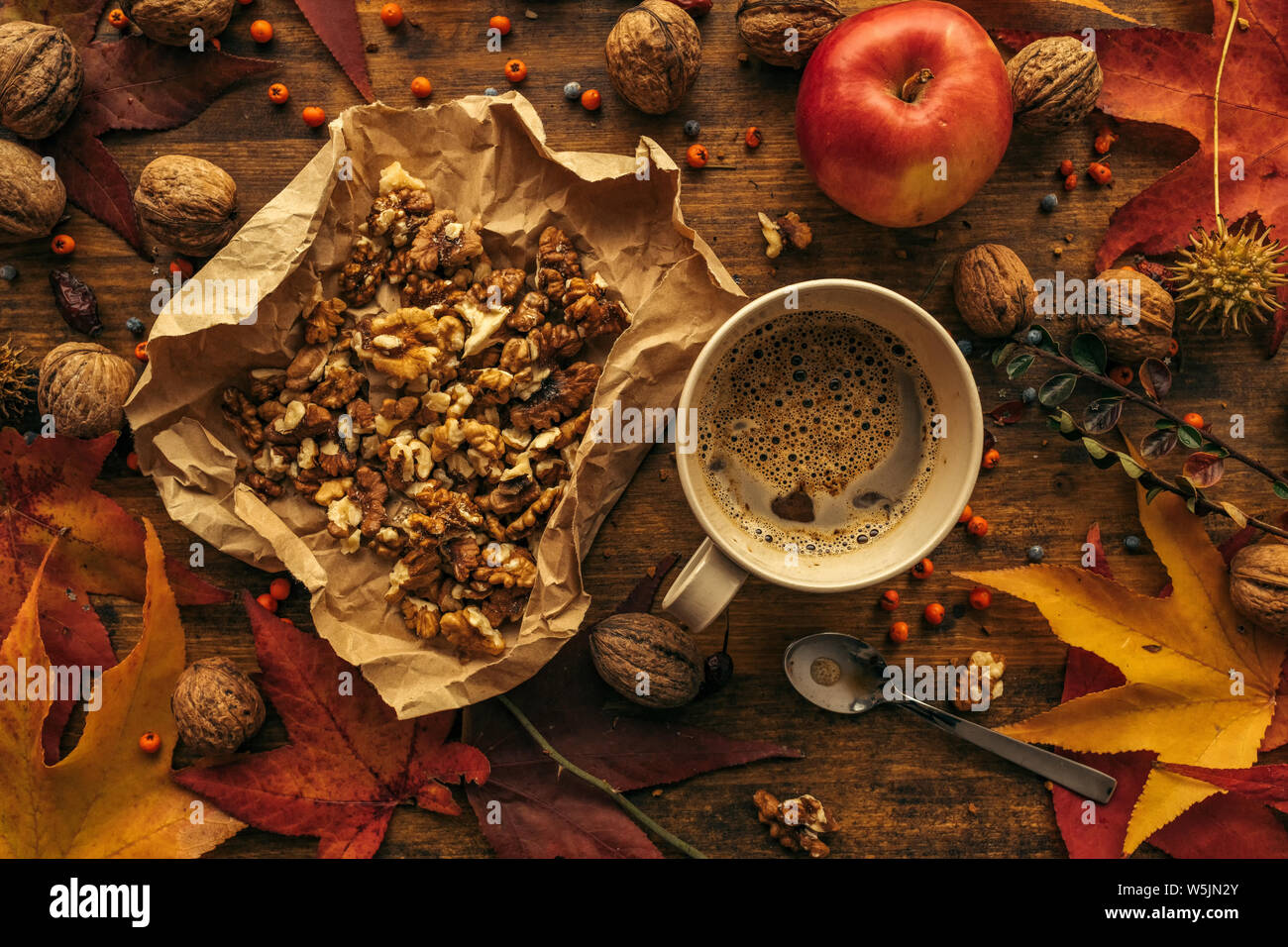 Pommes et noix, café sur table - Vue de dessus de l'arrangement automne Banque D'Images