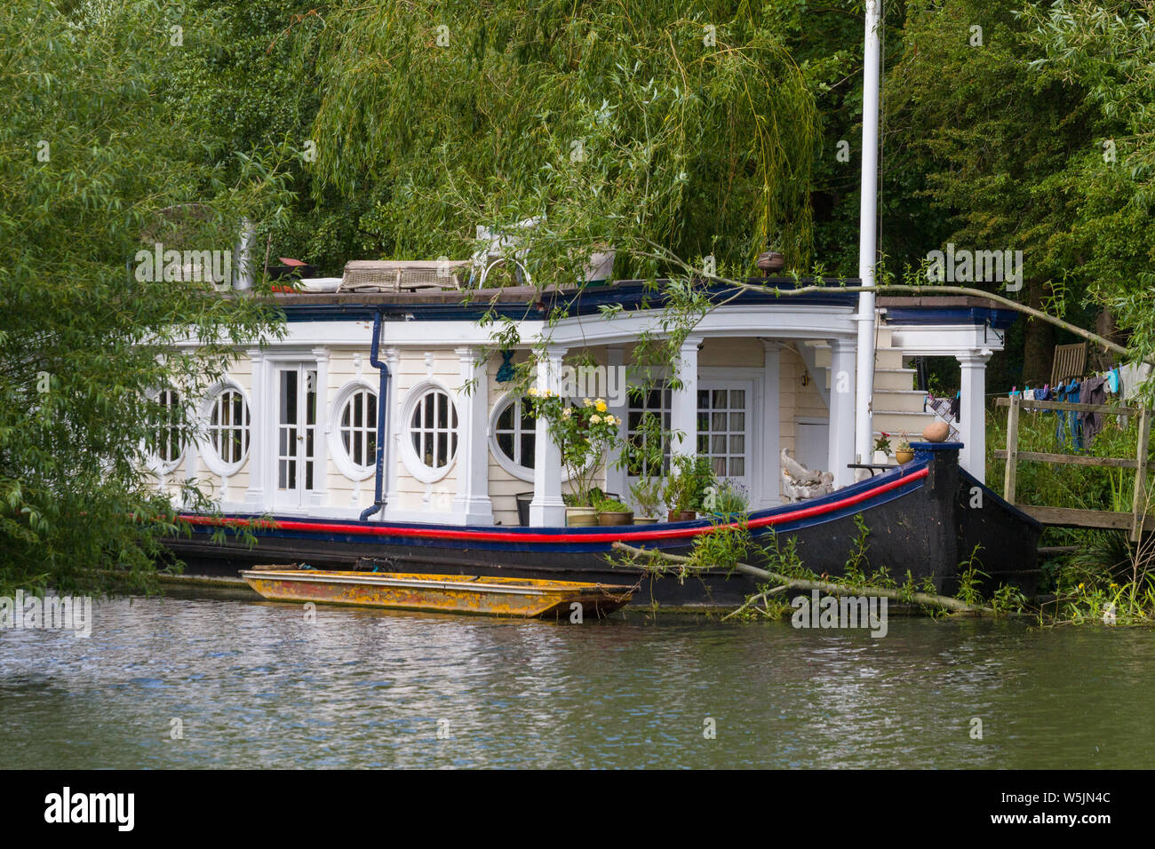 L'ex-Corpus Christi College d'Oxford Barge maintenant utilisé comme une péniche sur la rivière Isis Banque D'Images