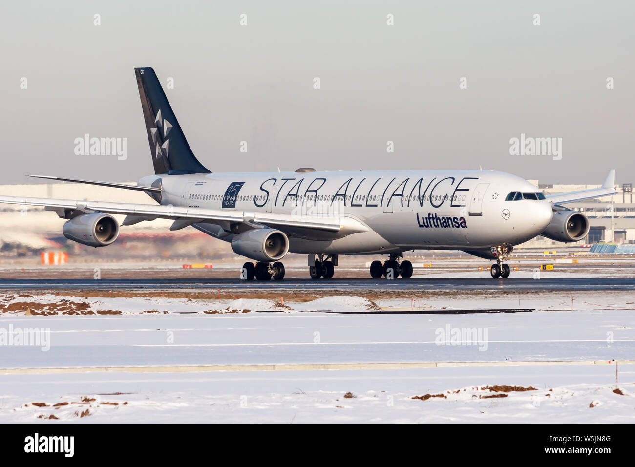 Francfort / ALLEMAGNE - 8 décembre 2012 : Star Alliance Lufthansa Airbus  A340-300 D-AIGC avion du passager départ à l'aéroport de Francfort Photo  Stock - Alamy