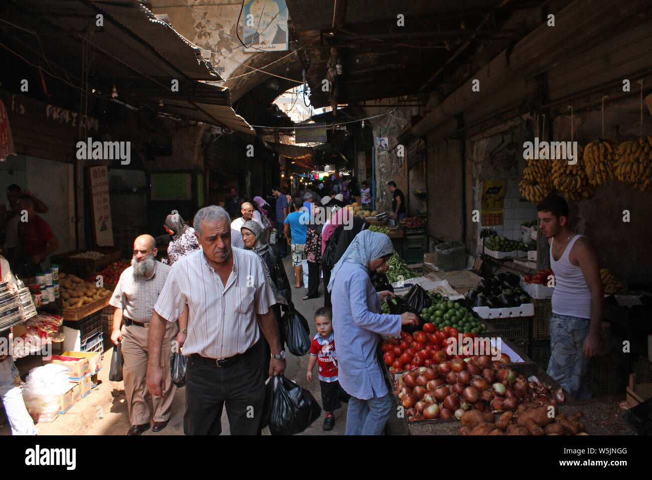 Baalbek, LIBAN - Juillet 5, 2019 : Habitants de Baalbeck, Beyrouth, faire les courses dans un bazar. Banque D'Images