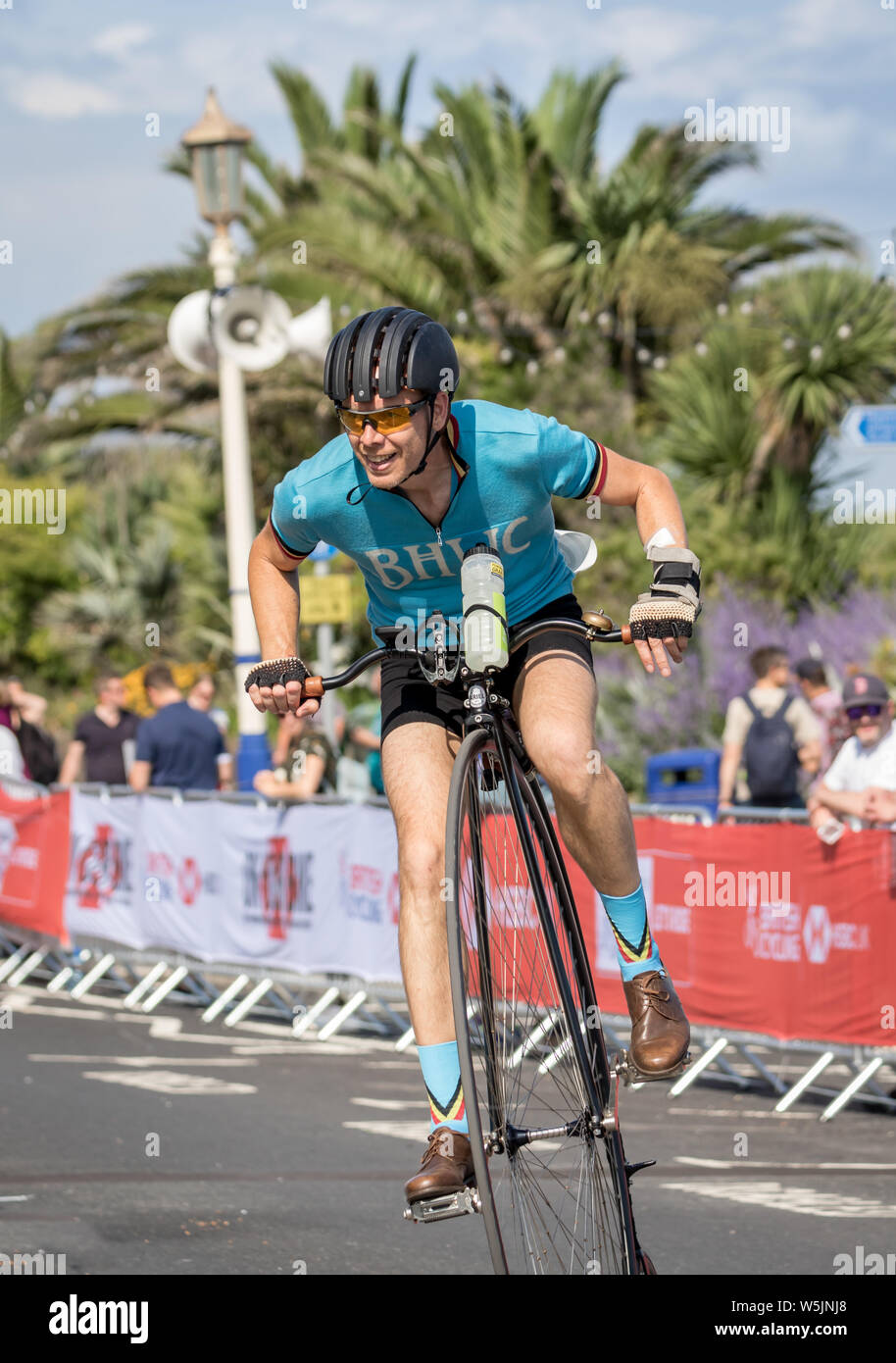 Les coureurs de tous niveaux et sur quelques machines intéressantes et de course dans les rues de cycle et l'ensemble de Eastbourne downs du sud de Sussex Banque D'Images