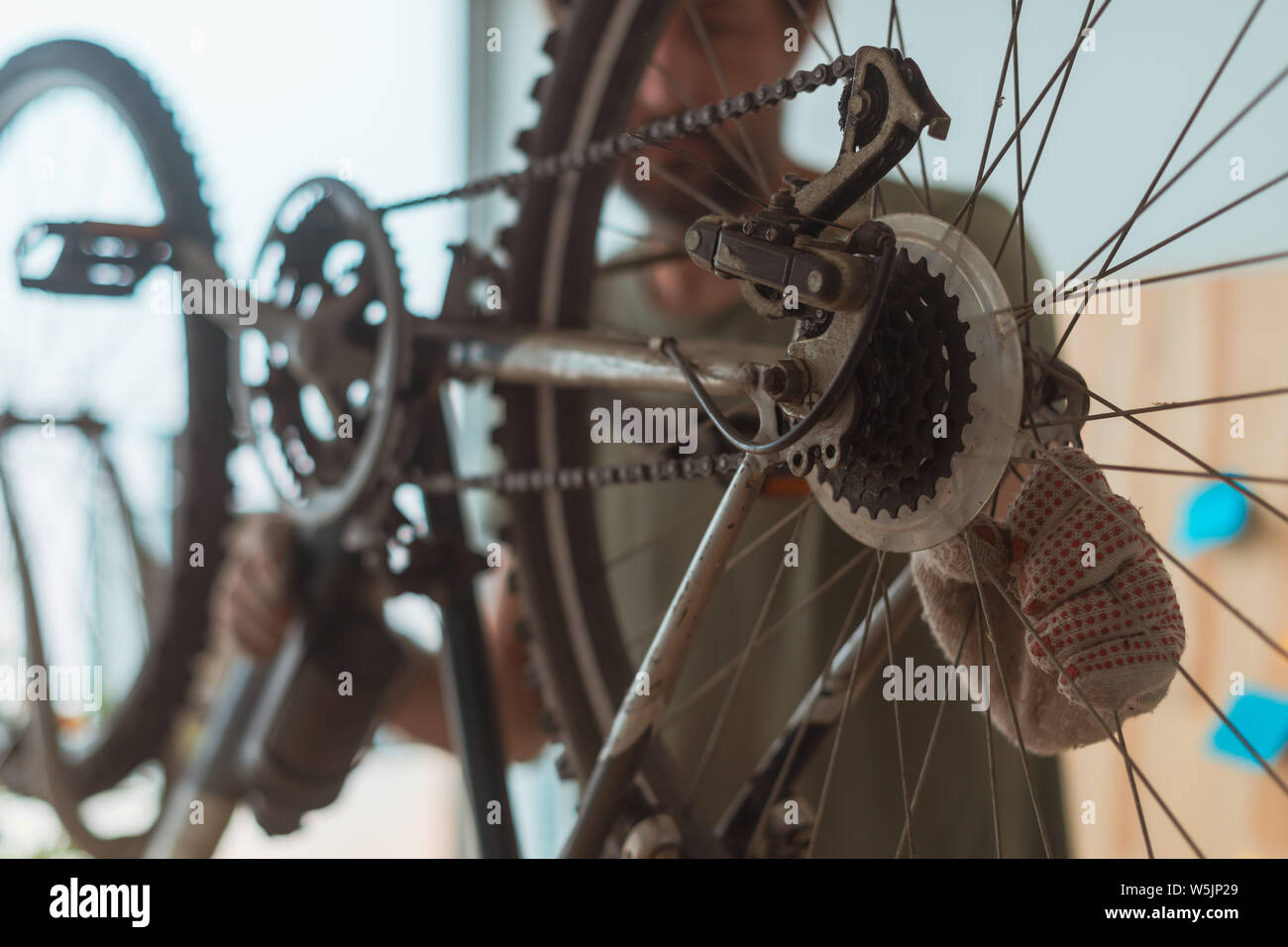La réparation de l'homme vieux hardtail vtt en atelier, selective focus Banque D'Images