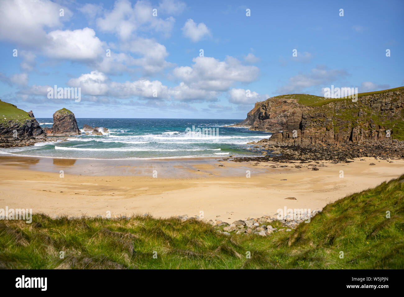 Jardins de la côte ouest de l'île de Lewis, Hébrides extérieures en Écosse avec ciel nuageux spectaculaire Banque D'Images