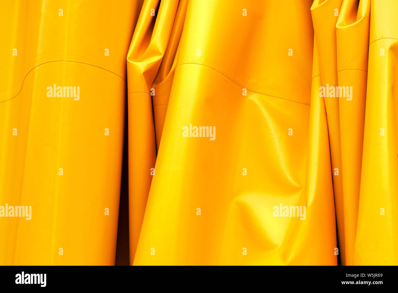 Froissé jaune fond bâche bâche artificiel, la texture des matériaux Photo  Stock - Alamy