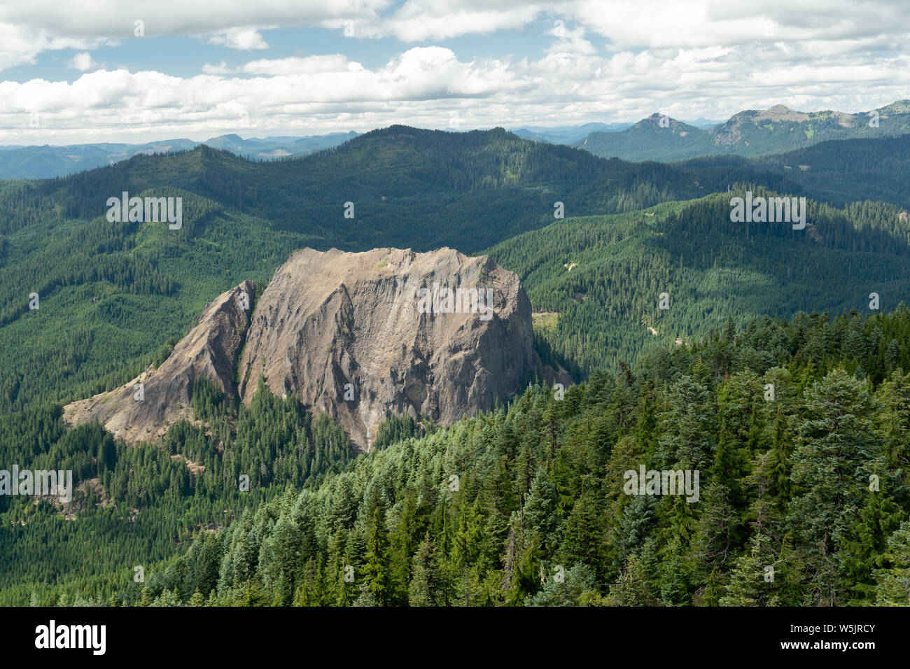 Monolithe de roche ignée intrusive --1200 pieds de haut Wolf Rock dans l'ouest de l'Oregon Cascades, USA Banque D'Images