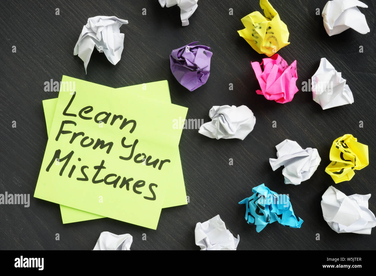 Apprenez de vos erreurs et utilisé des bâtons memo. Banque D'Images