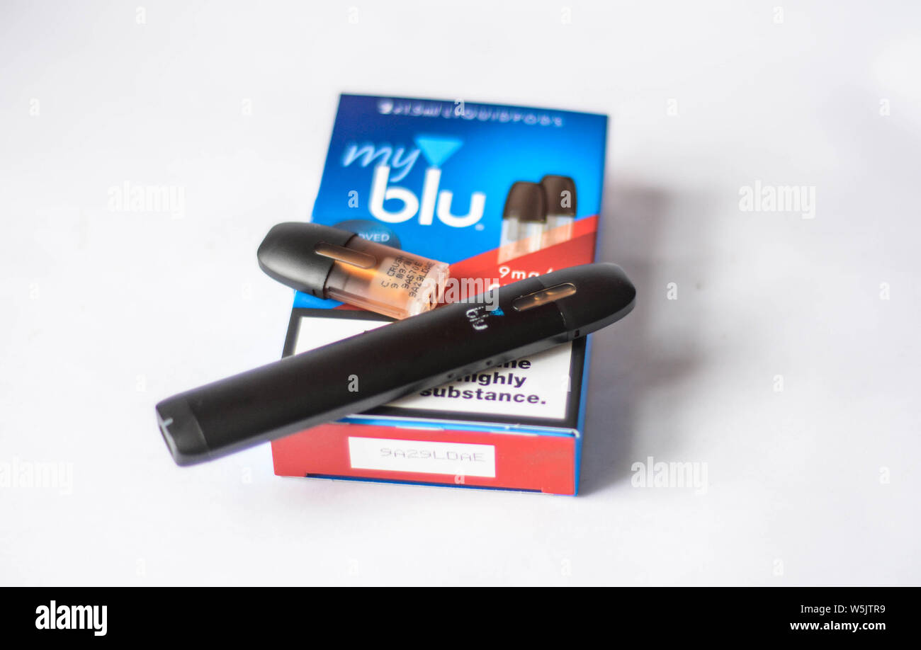 Mon Blu périphérique. Cigarette électronique kit de démarrage Photo Stock