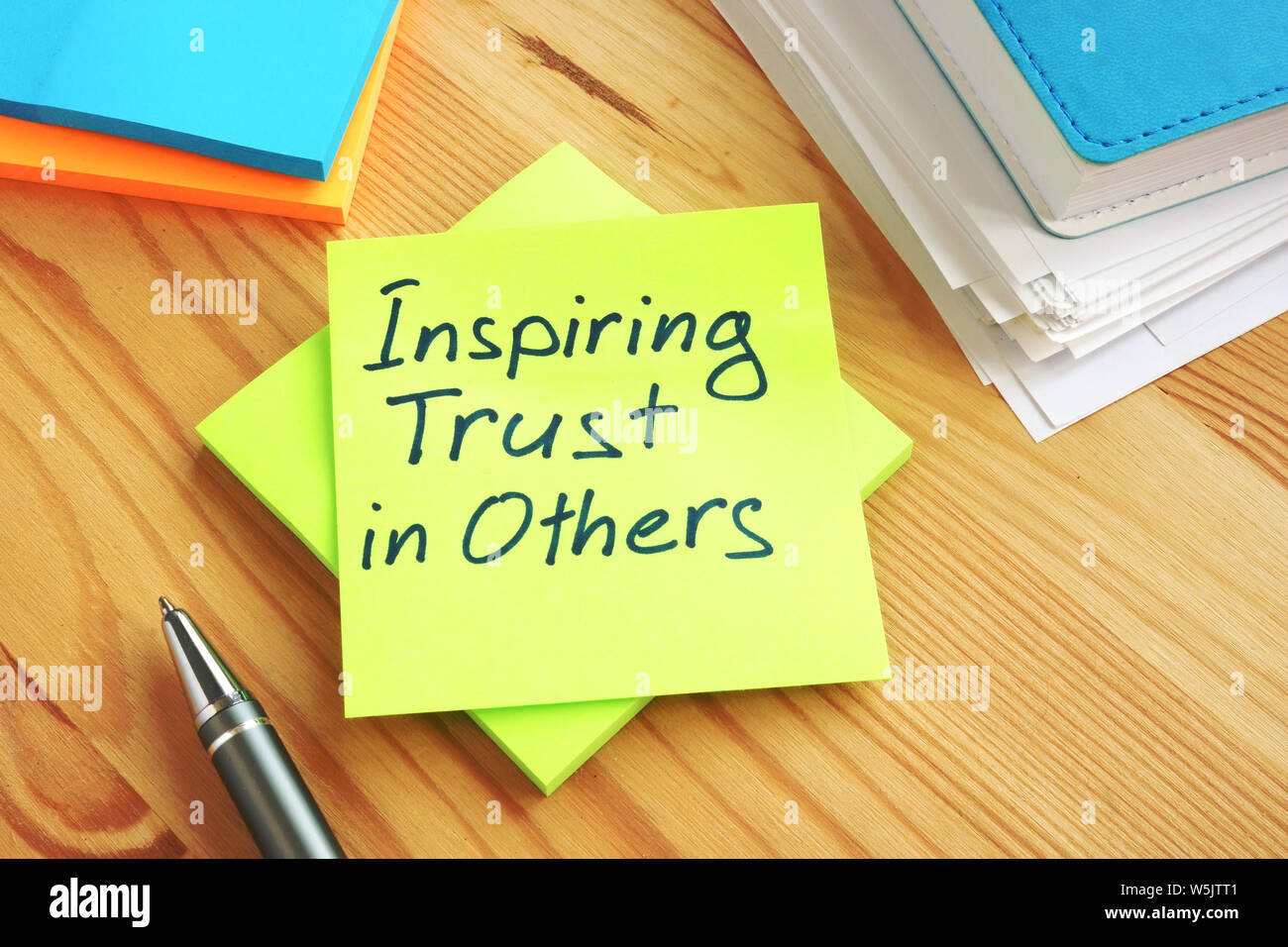 Inspirer confiance dans les autres écrits à la main sur une page. Travailler en équipe le concept. Banque D'Images