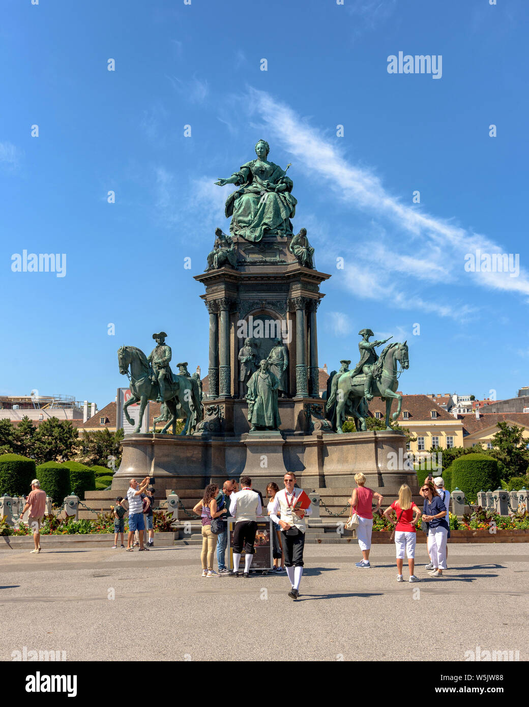 La statue de Maria Theresa dans Maria-Theresien Platz à Vienne, Autriche sur une journée ensoleillée Banque D'Images
