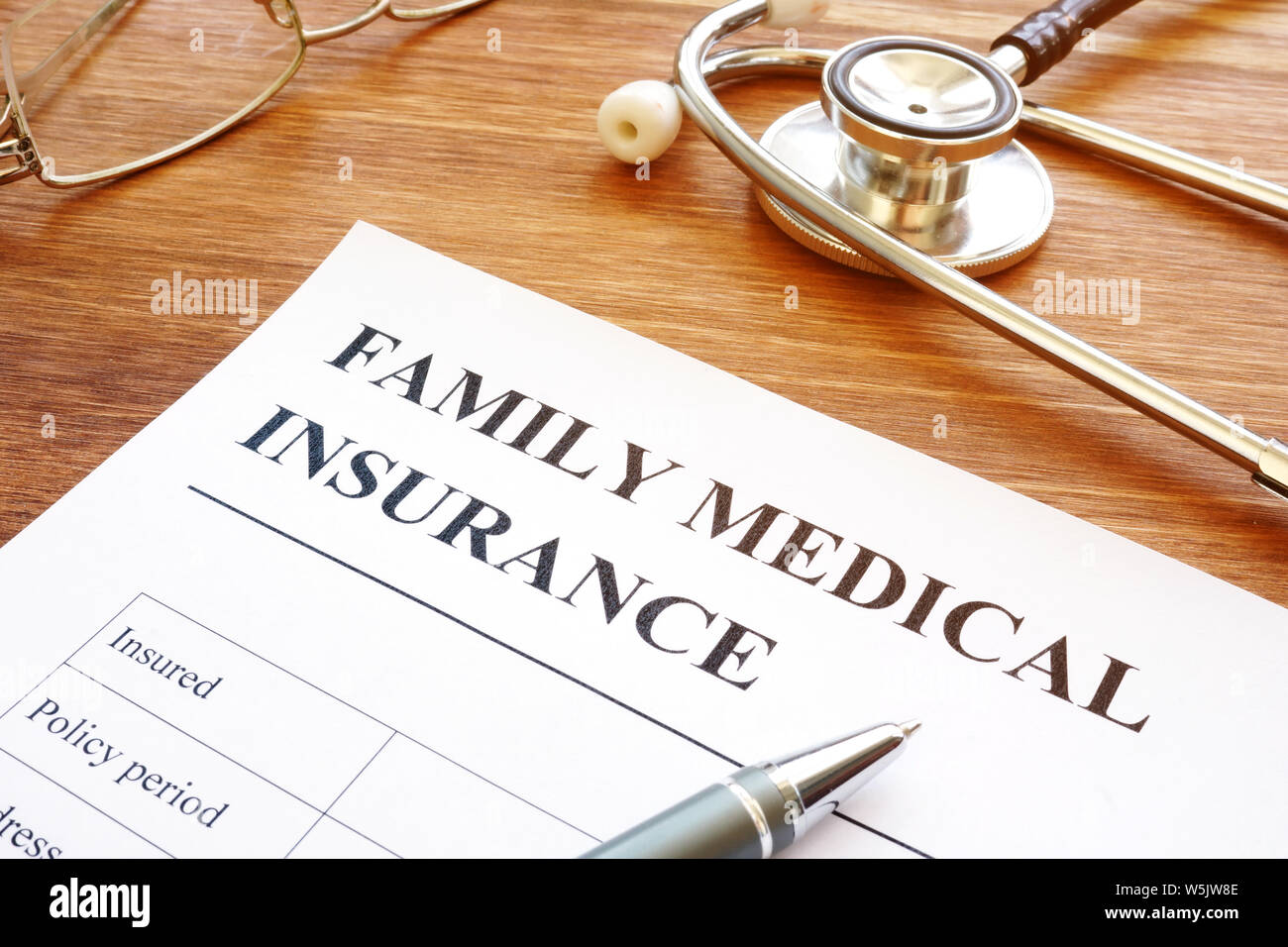 Demande d'assurance médicale de la famille et stéthoscope. Banque D'Images