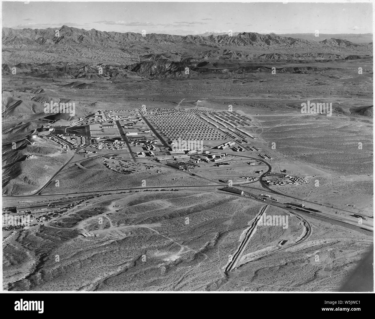 Vue aérienne de Boulder City, Nevada. ; Portée et contenu : la photographie de deux volumes d'une série d'albums de photos documentant la construction de barrage Hoover, Boulder City, Nevada. Banque D'Images