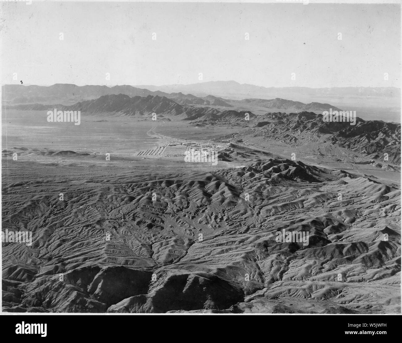 Vue aérienne du pays aux environs de Boulder Dam. Distance à Boulder City, Babcock et Wilcox mill à droite. ; Portée et contenu : la photographie de deux volumes d'une série d'albums de photos documentant la construction de barrage Hoover, Boulder City, Nevada. Banque D'Images