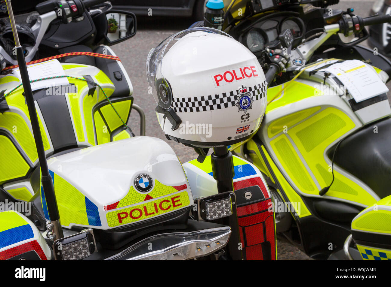 La Police d'un casque de moto sur une moto BMW moto ou de police Photo  Stock - Alamy