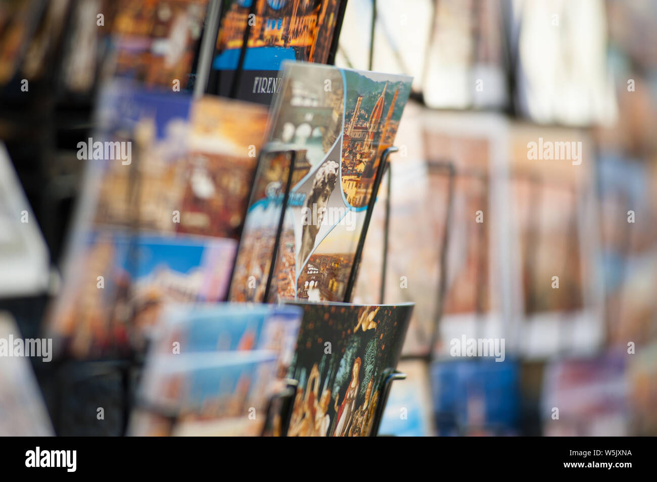 Cartes postales touristiques en vente à l'échoppe de marché à Florence, Italie Banque D'Images