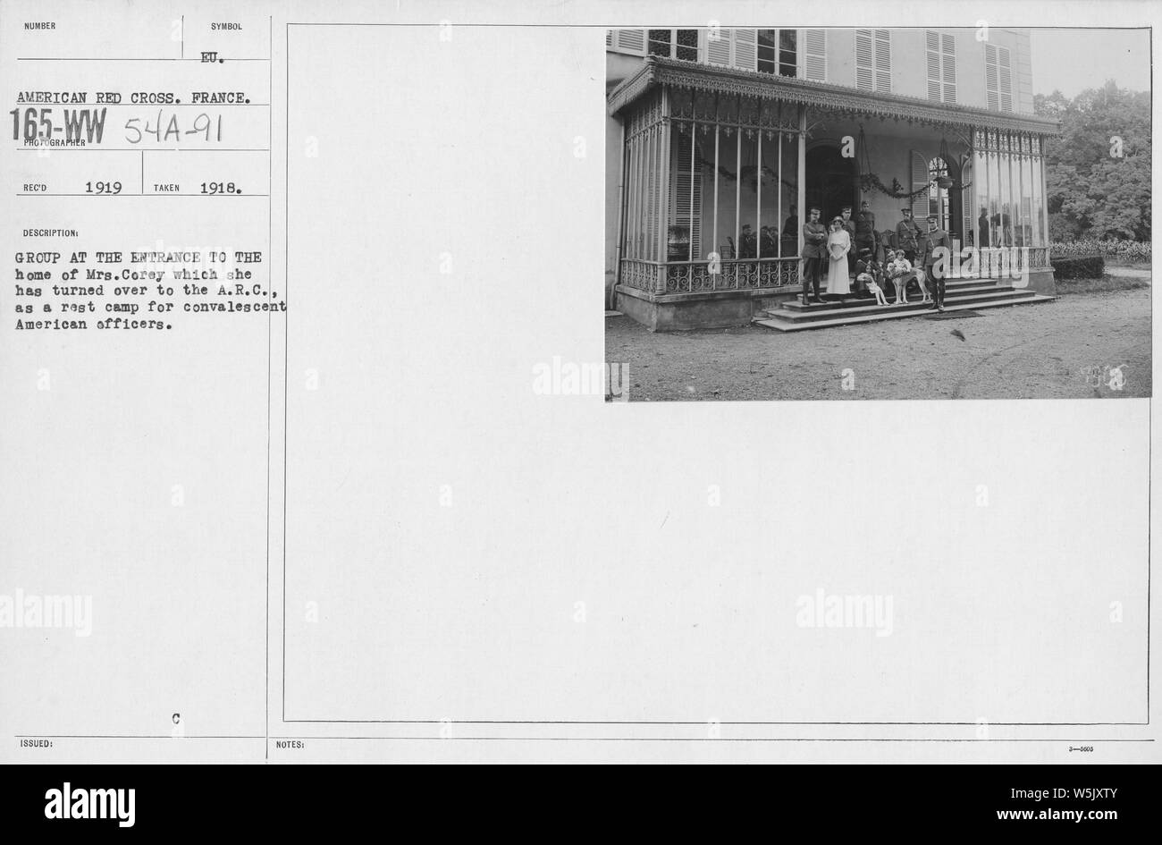 American Red Cross - A à D - Groupe à l'entrée du domicile de Mme Corey qu'elle a remises à l'A.R.C. comme un camp de repos pour les officiers américains de convalescence ; Portée et contenu : Date : 1918 Photographe : American Red Cross, France Banque D'Images