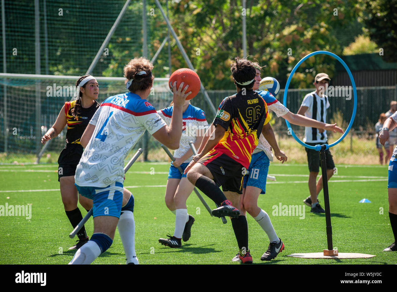 Quel Joueur De Quidditch Cherche Le Vif D Or Joueur de quidditch Banque de photographies et d’images à haute