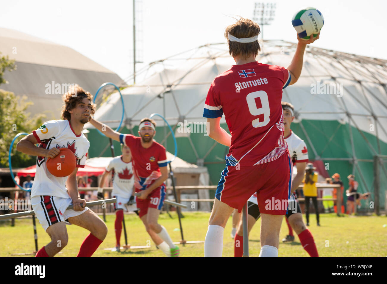 Florence, Italie - 2018, 30 juin : les joueurs de Quidditch lors d'un match à la Coupe du Monde 2018 IQA. Banque D'Images