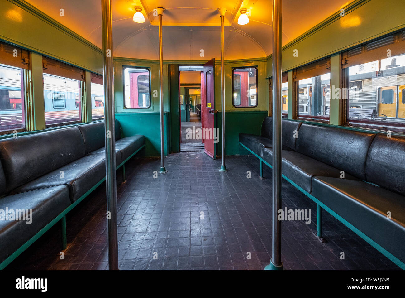 F-Set Train à exécuter d'adieu de S-Set de train à Sydney, NSW, Australie Banque D'Images