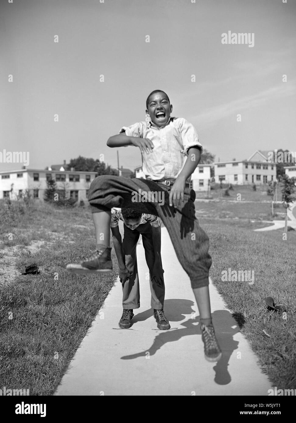 Deux garçons jouant Leapfrog, Frederick Douglass, projet immobilier Quartier Anacostia, Washington DC, USA, photo de Gordon Parks, Juillet 1942 Banque D'Images