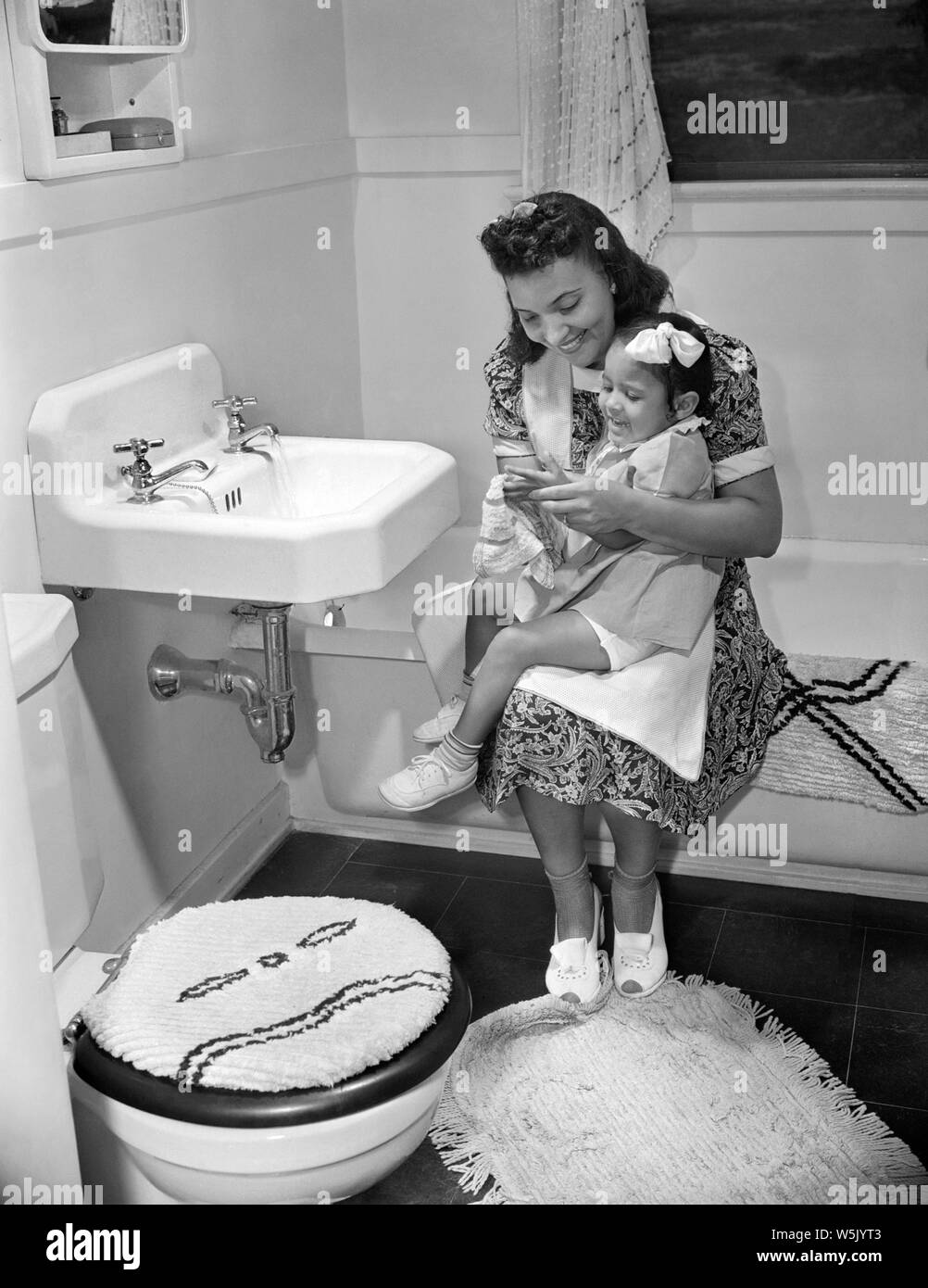 Mère et fille dans la salle de bain, Projet de logement de Frederick Douglass, Quartier Anacostia, Washington DC, USA, photo de Gordon Parks, Juillet 1942 Banque D'Images