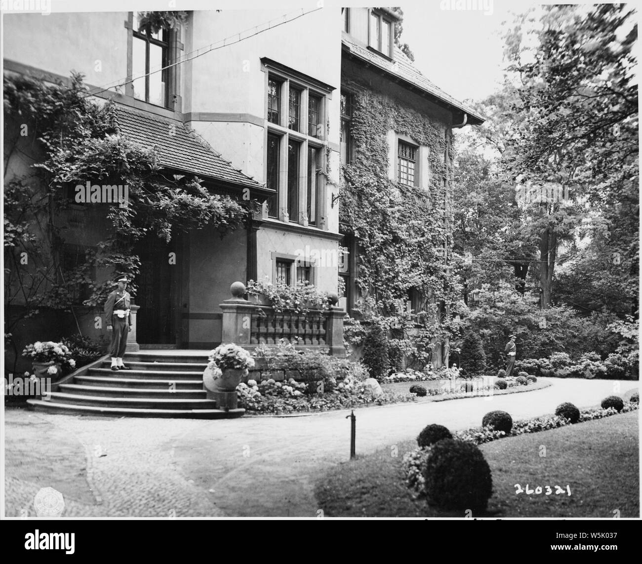 Un MP garde l'entrée de la petite Maison Blanche à Babelsburg, Allemagne, résidence du Président Harry S. Truman lors de la Conférence de Potsdam. Banque D'Images