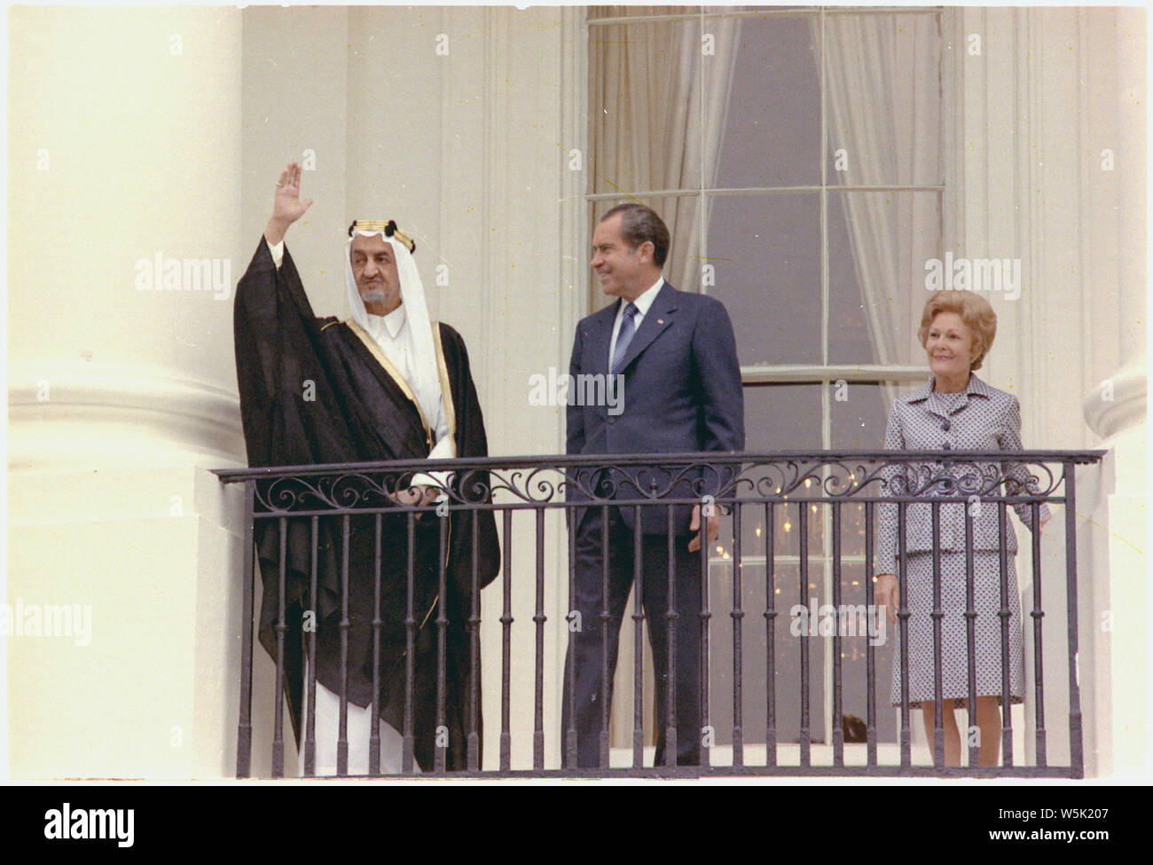 Arrivée cérémonie de bienvenue le roi Faisal d'Arabie Saoudite ; Portée et contenu : Sur la photo : Le Roi Faisal Ibn Abd Al-Aziz d'Arabie saoudite, le président Nixon, Mme Nixon. Sujet : Chef de l'Etat - Pays arabes. Banque D'Images