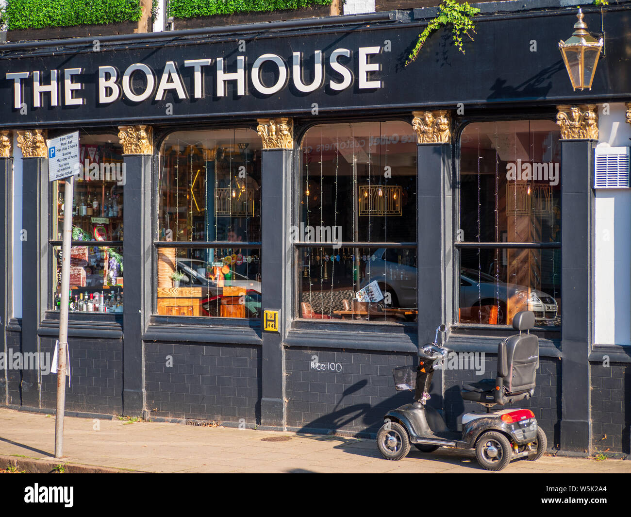 Un scooter de mobilité vide attend à l'extérieur du boathouse pub à Cambridge Banque D'Images