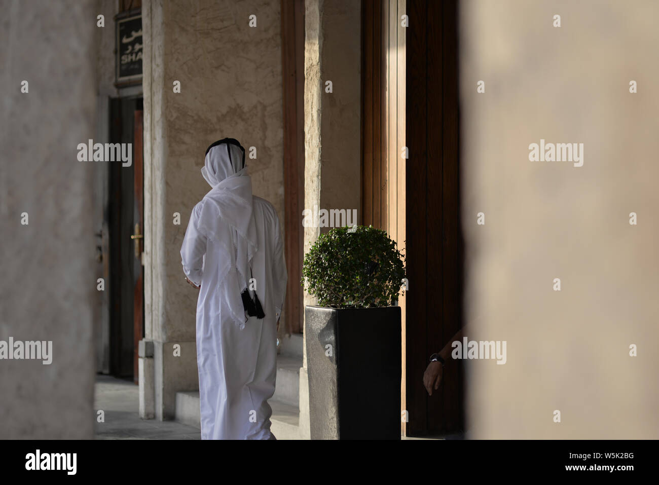 DOHA, QATAR - Mai 21, 2016 : l'homme du Qatar vu de dos dans le souk Wakif marche dans un passage couvert. Photo prise à la fin d'un après-midi de printemps Banque D'Images