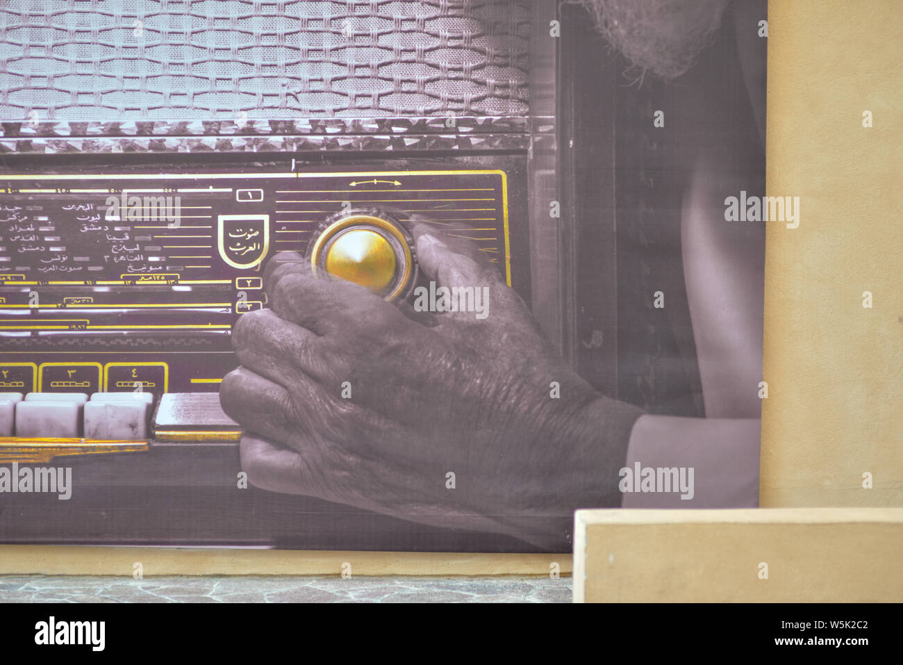 DOHA, QATAR - 27 MAI 2016 : une affiche d'une radio vintage au Katara Cultural Village. Photo prise à la fin d'un après-midi de printemps. Banque D'Images