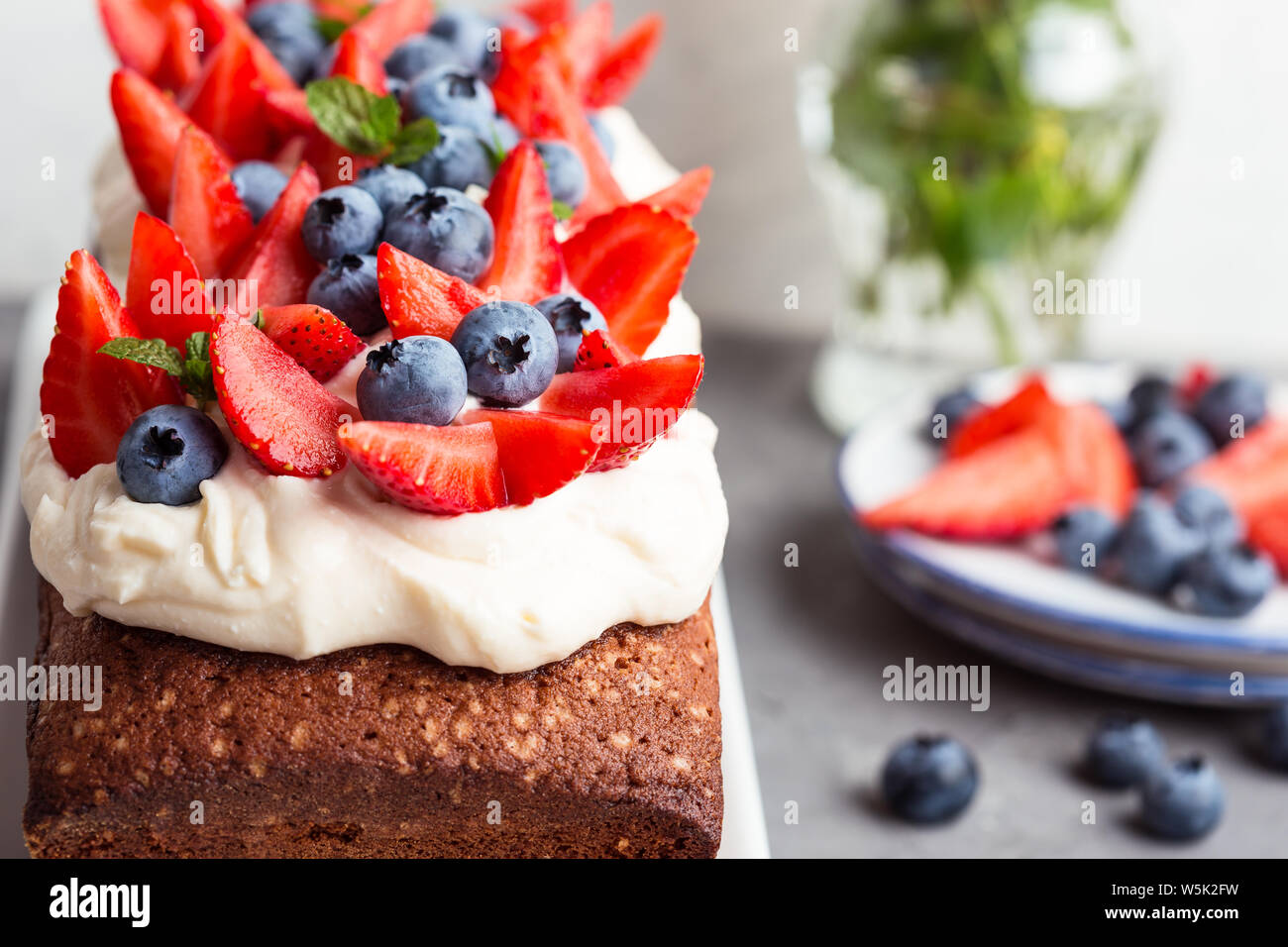 Dessert D Ete Avec Des Fraises Et Des Bleuets Pain Gateau Avec Glacage Buttercream Et Surmontee D Ete Frais Murs Fruits Colores Et Des Baies Sel Photo Stock Alamy