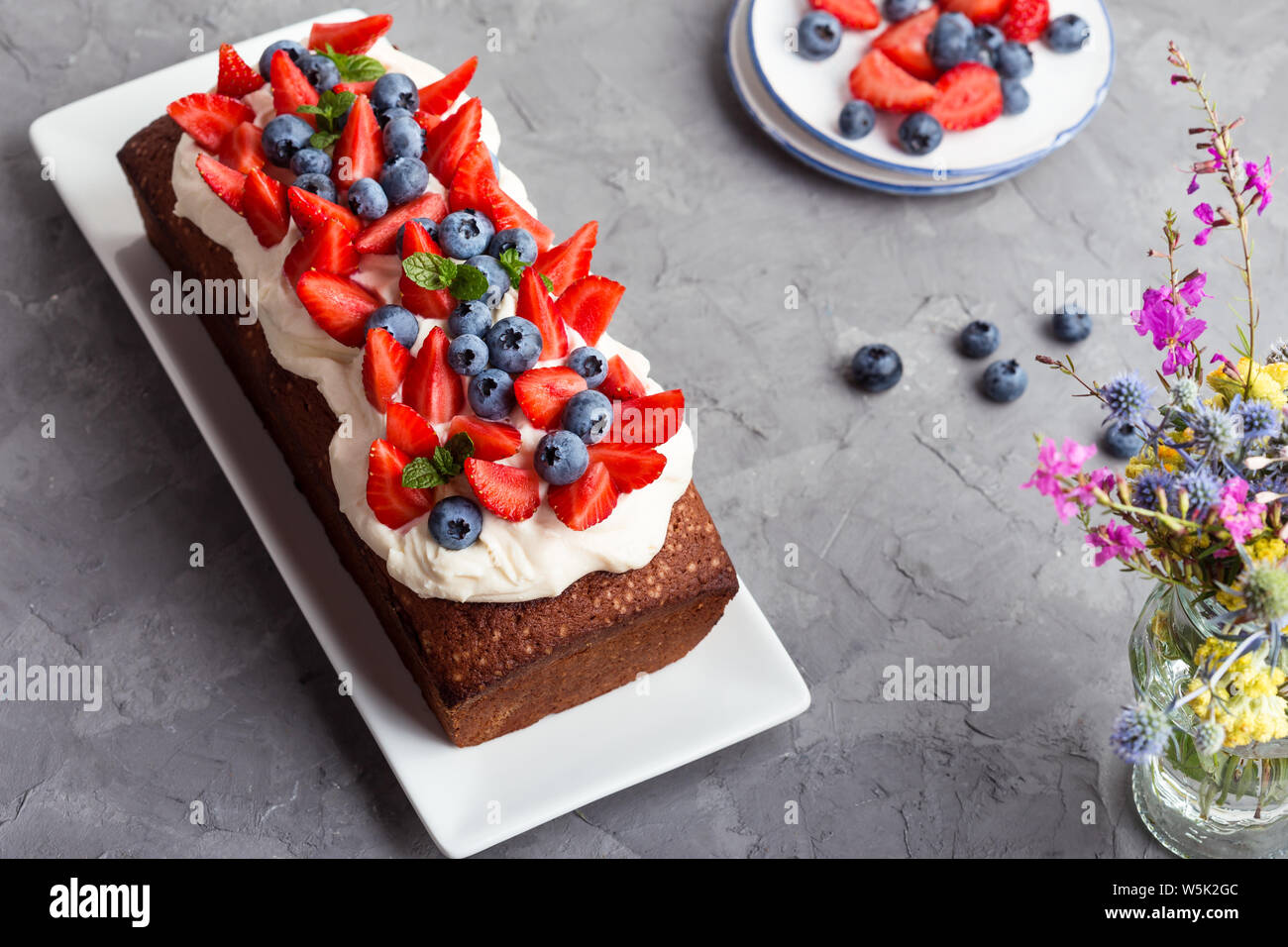Dessert D Ete Avec Des Fraises Et Des Bleuets Pain Gateau Avec Glacage Buttercream Et Surmontee D Ete Frais Murs Fruits Colores Et Des Baies Sel Photo Stock Alamy
