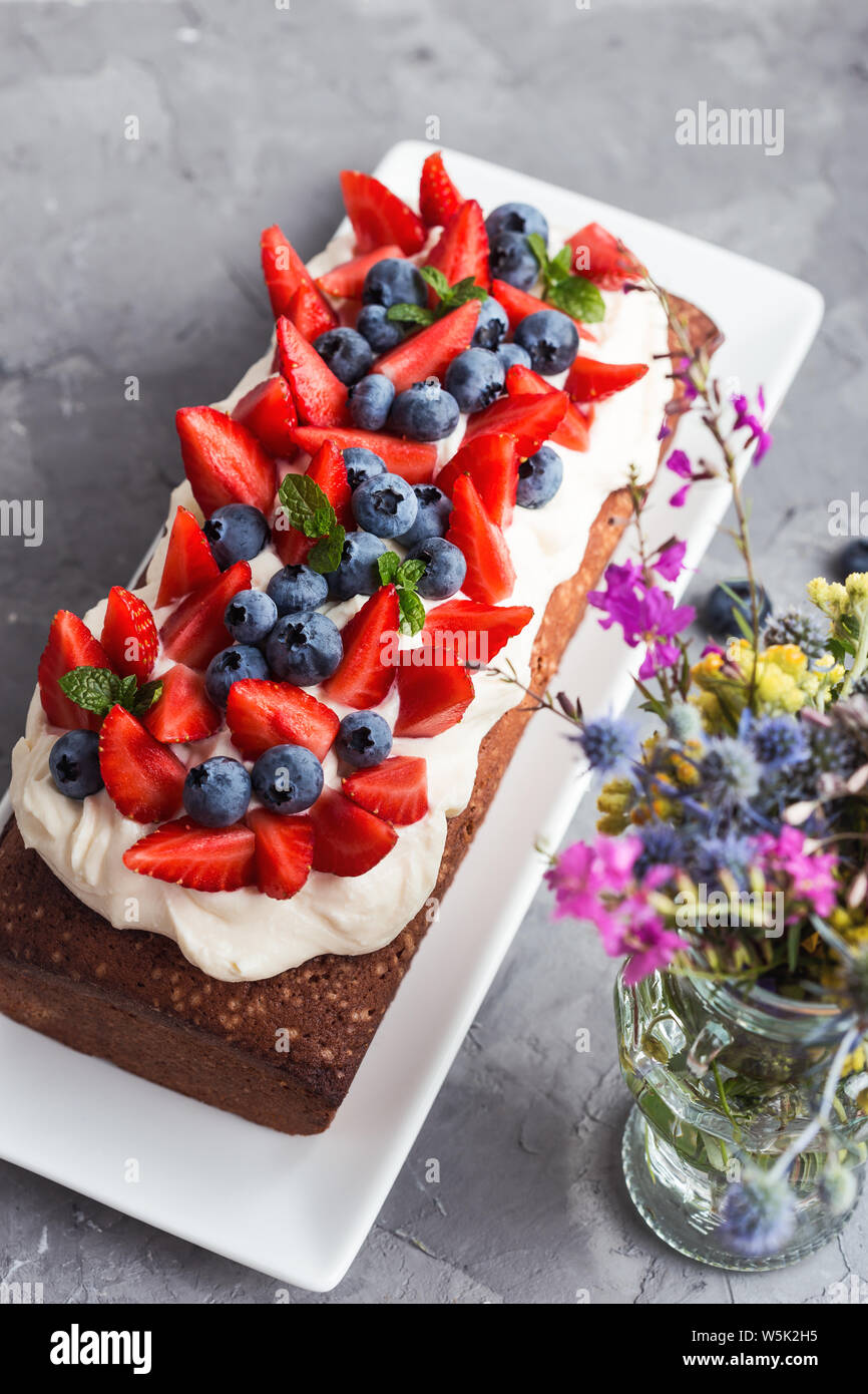 Dessert D Ete Avec Des Fraises Et Des Bleuets Pain Gateau Avec Glacage Buttercream Et Surmontee D Ete Frais Murs Fruits Colores Et Des Baies Sel Photo Stock Alamy