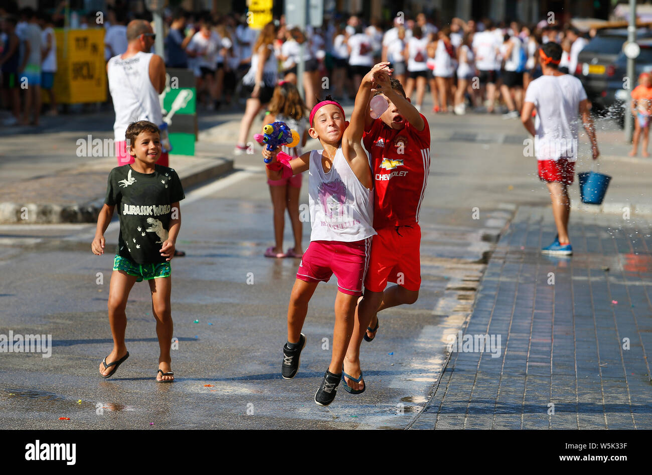 Majorque / Santa Maria, Espagne - 20 juillet 2019 : les habitants jouissent des festivités d'été traditionnels y compris une bataille mondiale de l'eau entre le plus jeune vi Banque D'Images