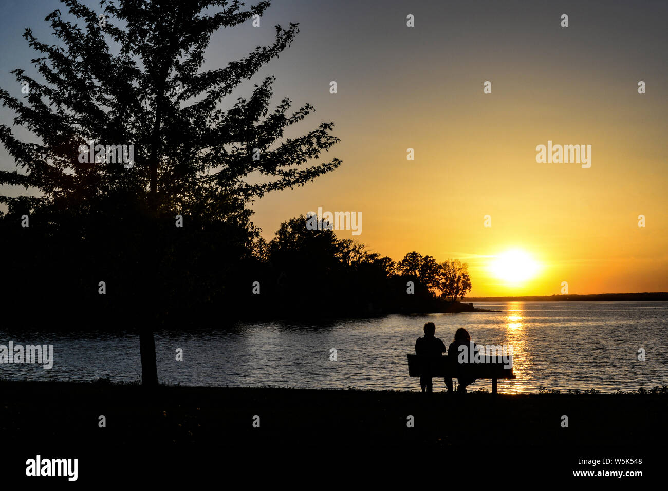 Coucher du soleil et les amoureux Banque D'Images