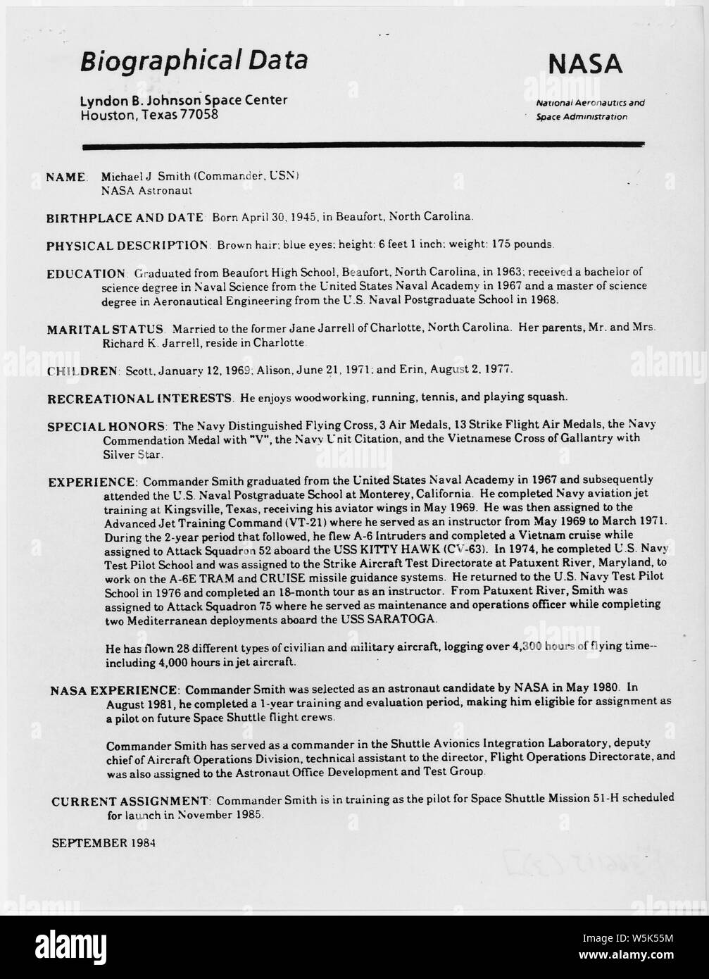 Données biographiques : Ellison S. Onizuka ; Portée et contenu : La NASA une fiche donnant les informations sur Michael J. Smith, un des astronautes tués en janvier 1986 l'explosion de la navette spatiale Challenger. Banque D'Images