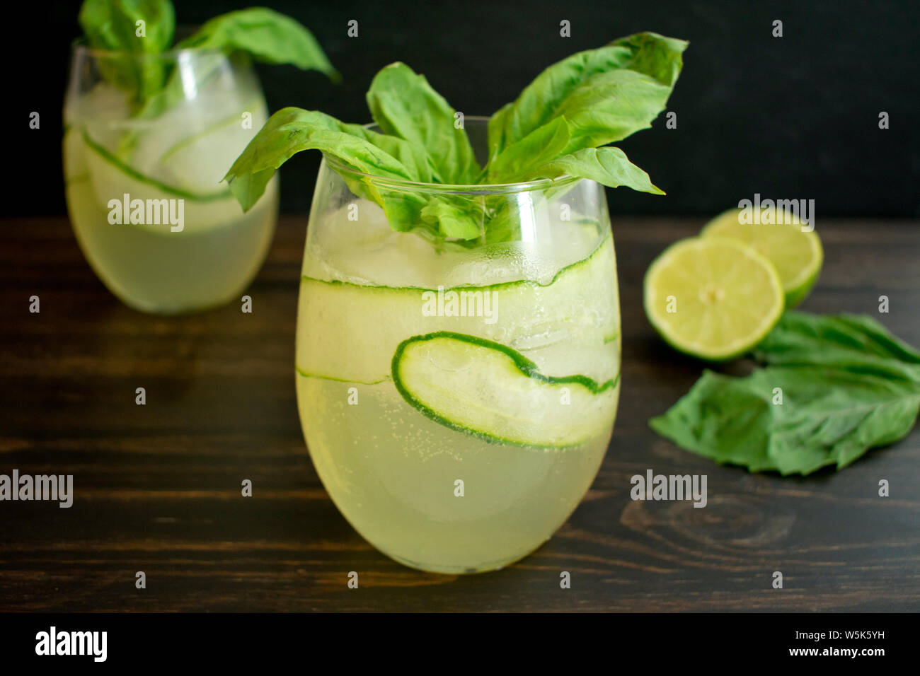 Basilic concombre cocktail Gin Tonic Banque D'Images
