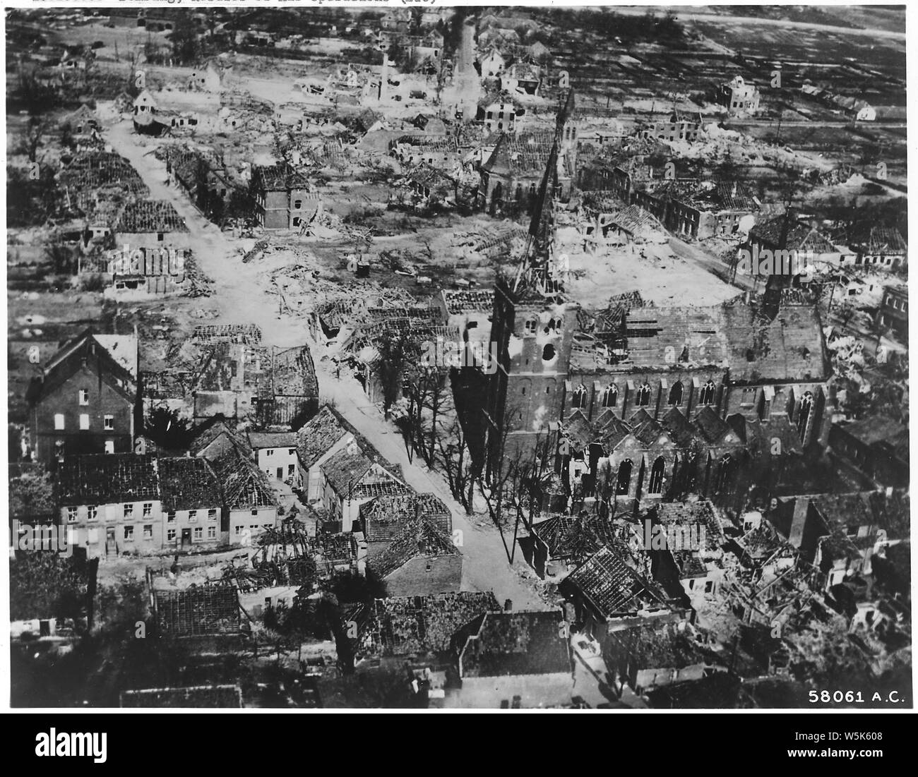 Campagne de bombardement. Europe & Afrique du Nord ; la portée et contenu : Cette ville allemande, dans le chemin de passage des armées du général Montgomery le Rhin, a été déchiré par la bataille de passage. À peine édifiée une construction en bon état. La photo a été faite par un B-24 Liberator de la 8th Air Force américaine Deuxième Division de l'air qui flottait dans à 200 pieds d'abandonner des fournitures à la 1re armée aéroportée alliée qui a atterri à l'est du Rhin à partir de 1500 transports et les planeurs. 24 mars, 1945. Banque D'Images